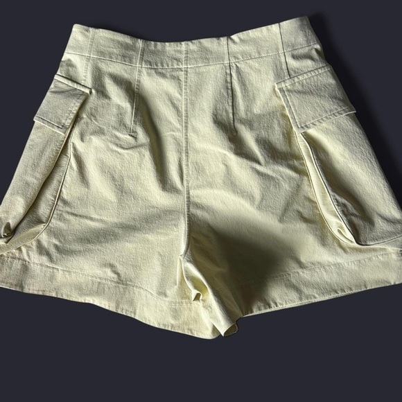 Lululemon Relaxed-Fit Super-High-Rise Cargo Size 8 /Short 4" - Finch Yellow - Picture 6 of 8